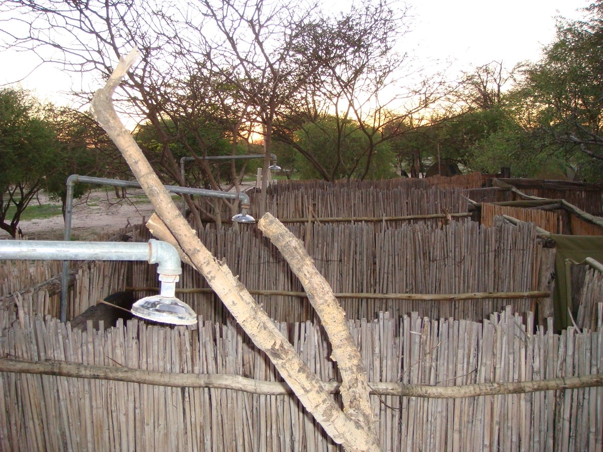 Douches mobiles en plein air lors d'un événement camping