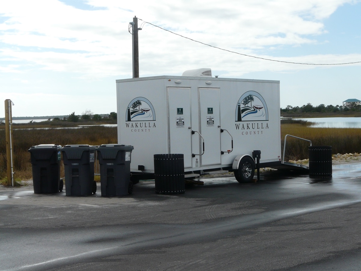 Toilettes Publiques — sanitaires automatiques et urinoirs mobiles accessibles PMR pour collectivités et événements