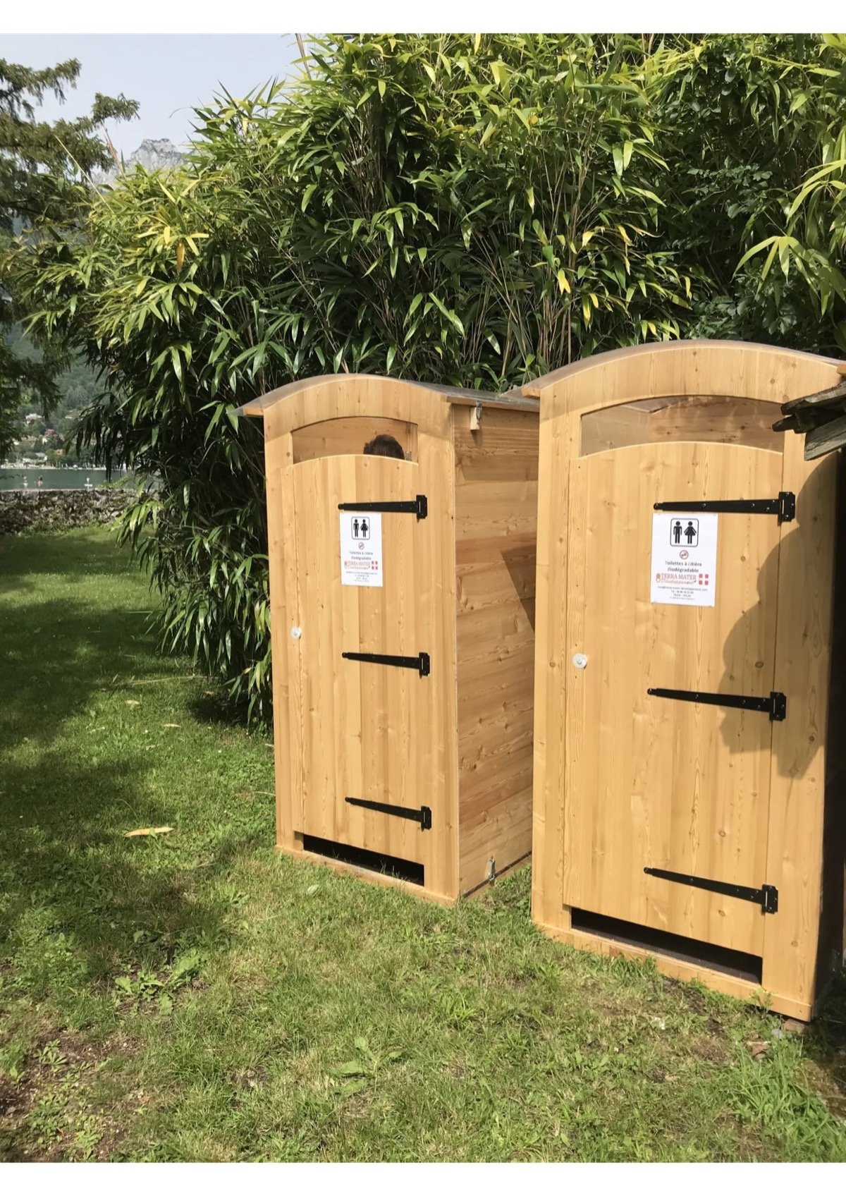 Cabine de toilettes sèches Terra Mater installée pour un événement en Haute-Savoie